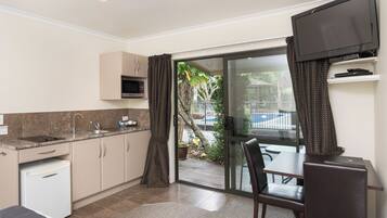 Petite Studio | Private kitchen | Fridge, microwave, stovetop, coffee/tea maker