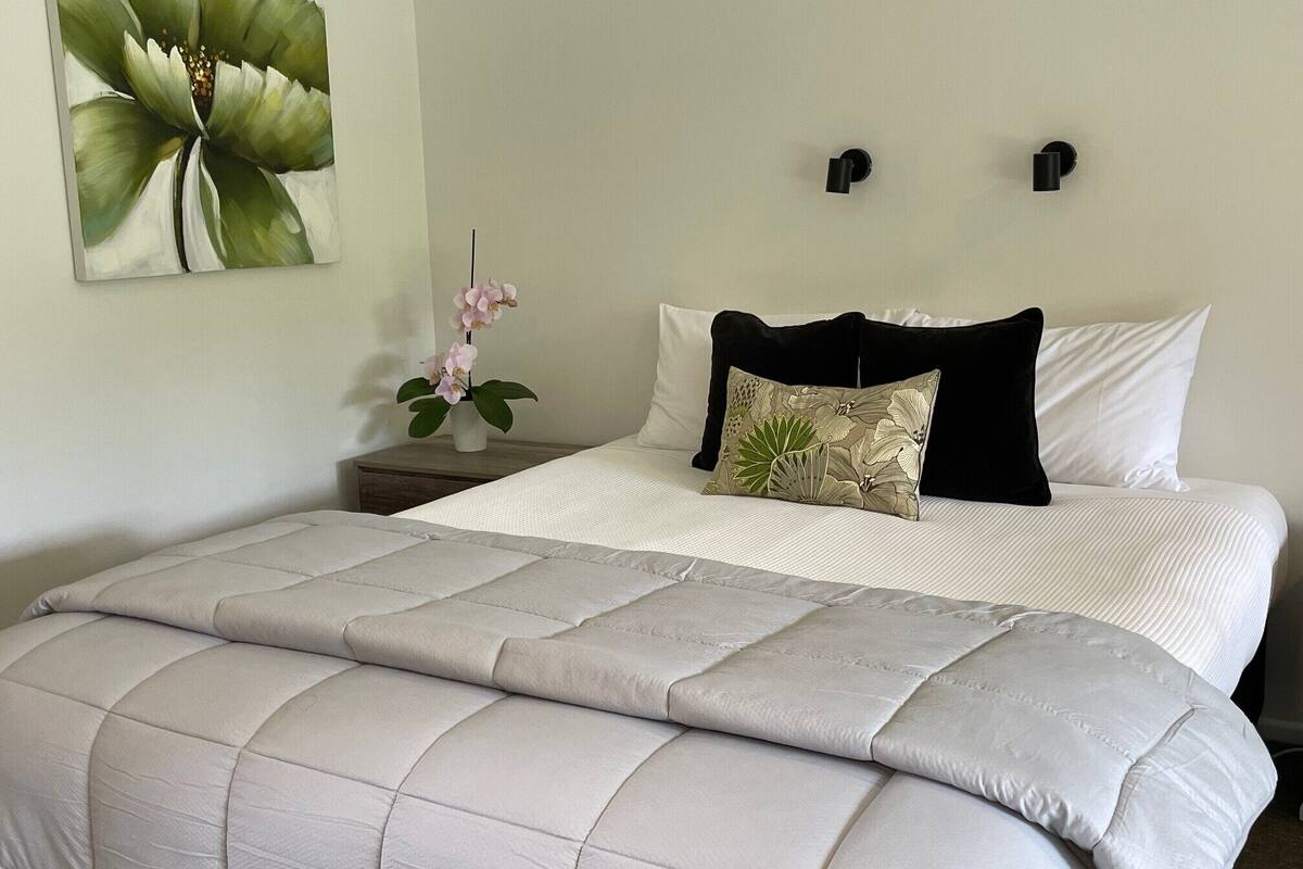 Studio (King) | Soundproofing, iron/ironing board, free WiFi, bed sheets