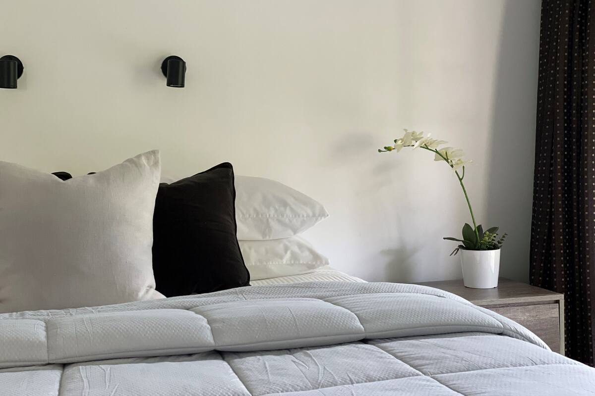 Premium Studio | Soundproofing, iron/ironing board, free WiFi, bed sheets