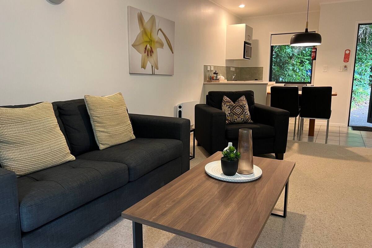 Executive Apartment, 1 Bedroom | Living area | TV