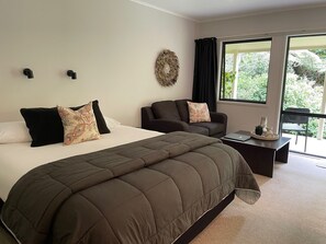 Studio (Spa bath) | Soundproofing, iron/ironing board, free WiFi, bed sheets - Kauri Park Motel (Kerikeri)
