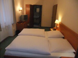 Muebles diferentes, escritorio, cunas gratuitas y wifi gratis 