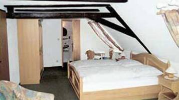 Dreibettzimmer | Individuell eingerichtet, Schreibtisch, kostenlose Babybetten