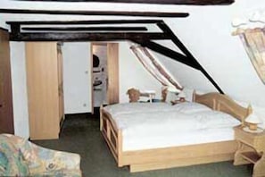 Triple Room | Individually furnished, desk, free cots/infant beds, free WiFi - Gasthof Rotes Roß (Zell im Fichtelgebirge)