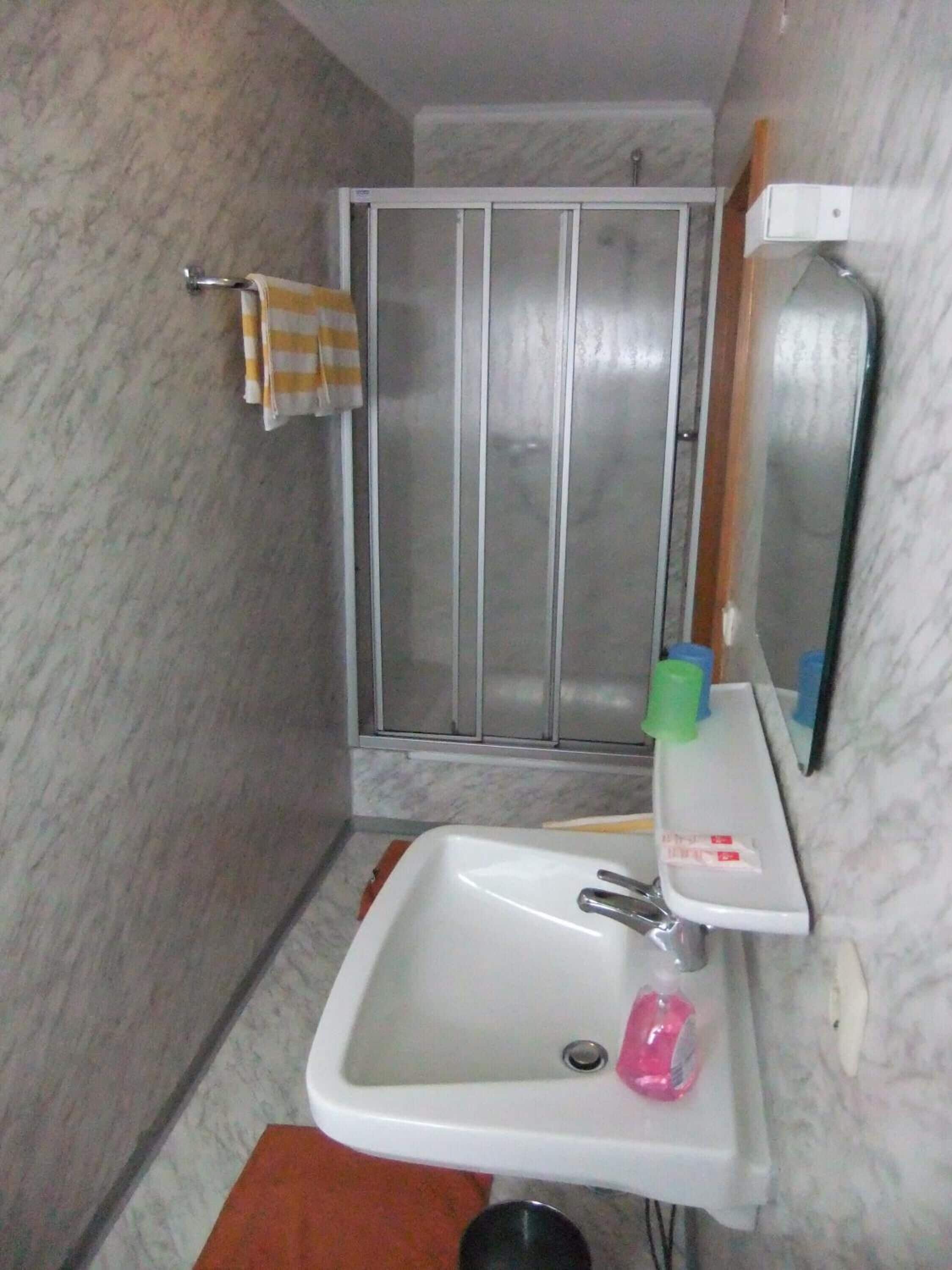 Douche, articles de toilette gratuits, sèche-cheveux