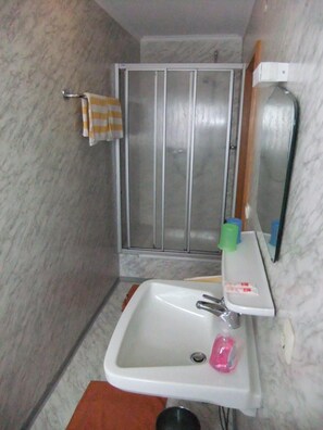 Buồng tắm vòi sen, đồ dùng nhà tắm miễn phí, máy sấy tóc, khăn tắm 