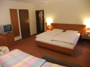 Triple Room | Individually furnished, desk, free cribs/infant beds, free WiFi
