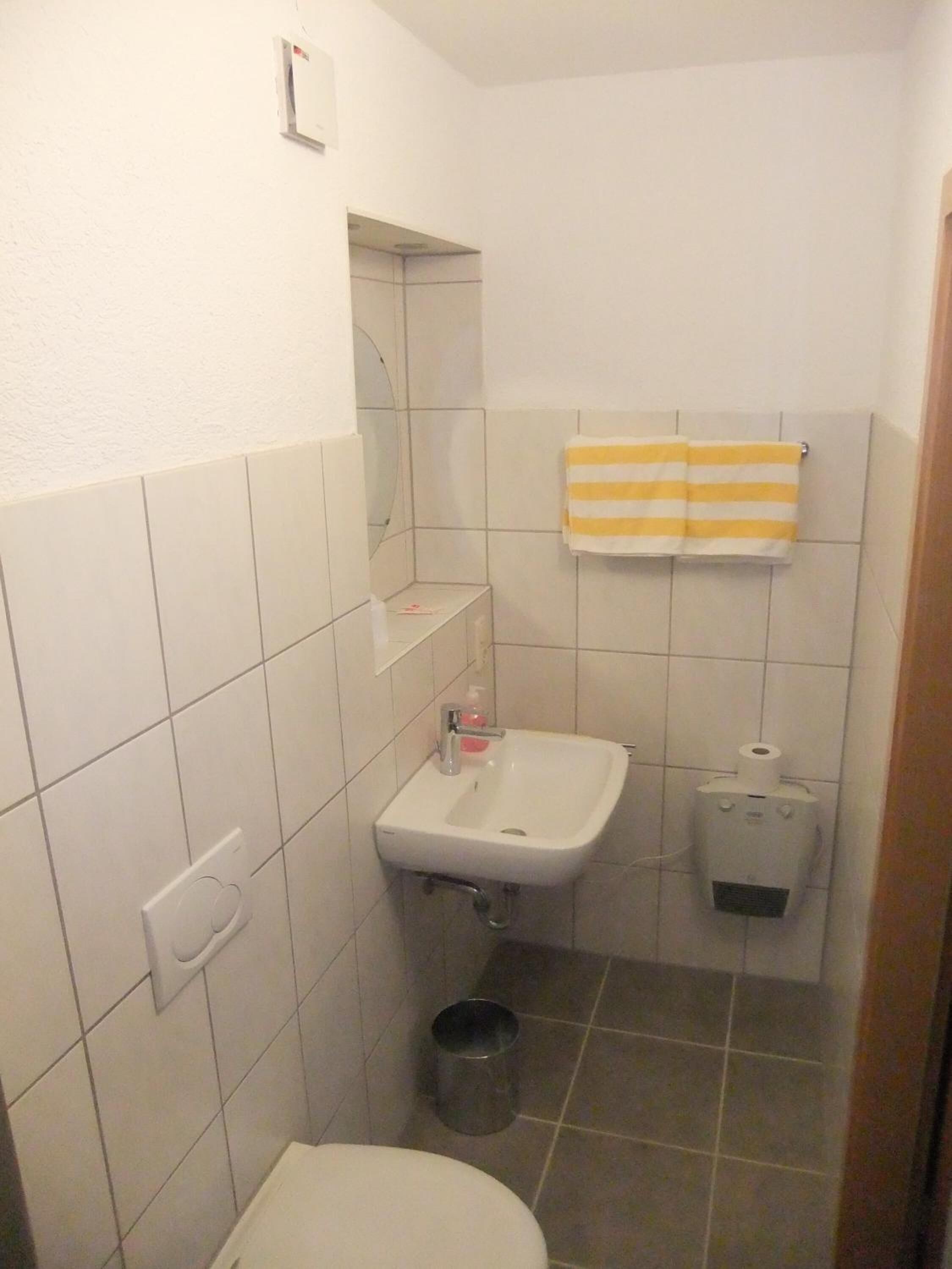 Dusche, kostenlose Toilettenartikel, Haartrockner, Handtücher
