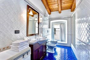 Shower, free toiletries, hair dryer, bidet - Residence San Giusto (Trieste)
