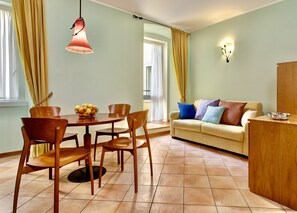 Classic-Apartment | Wohnbereich | 40-Zoll-Fernseher mit Digitalempfang