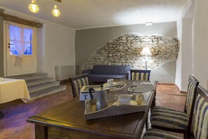 Daily English breakfast (EUR 10 per person)