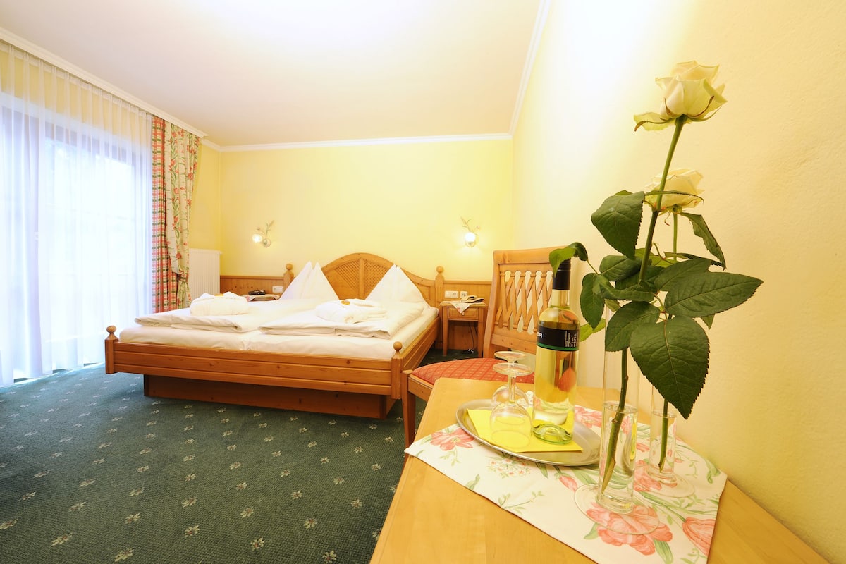 Standard Double Room, Balcony | Peralatan tempat tidur hipoalergenik, peti besi dalam bilik, meja 