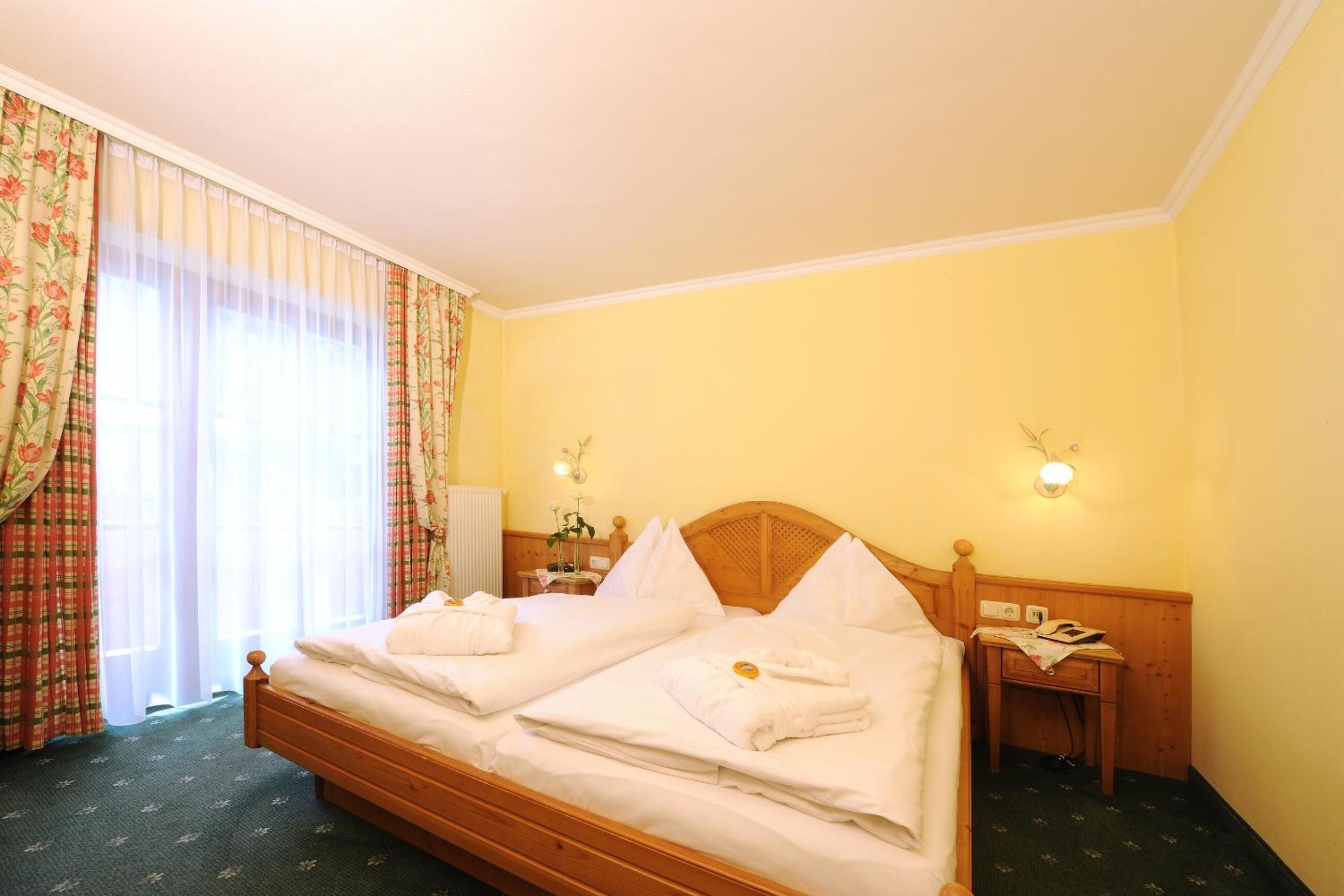 hypo-allergenic bedding, in-room safe, desk, soundproofing