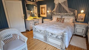 Design Dört Kişilik Oda | Yastık yüzeyli yatak, ayrı ayrı dekore edilmiş, ayrı ayrı döşenmiş 