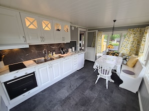 Design Quadruple Room | Private kitchen | Microwave, stovetop, coffee/tea maker, electric kettle