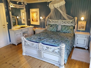 Design Quadruple Room | 1 bedroom, pillowtop beds, individually decorated