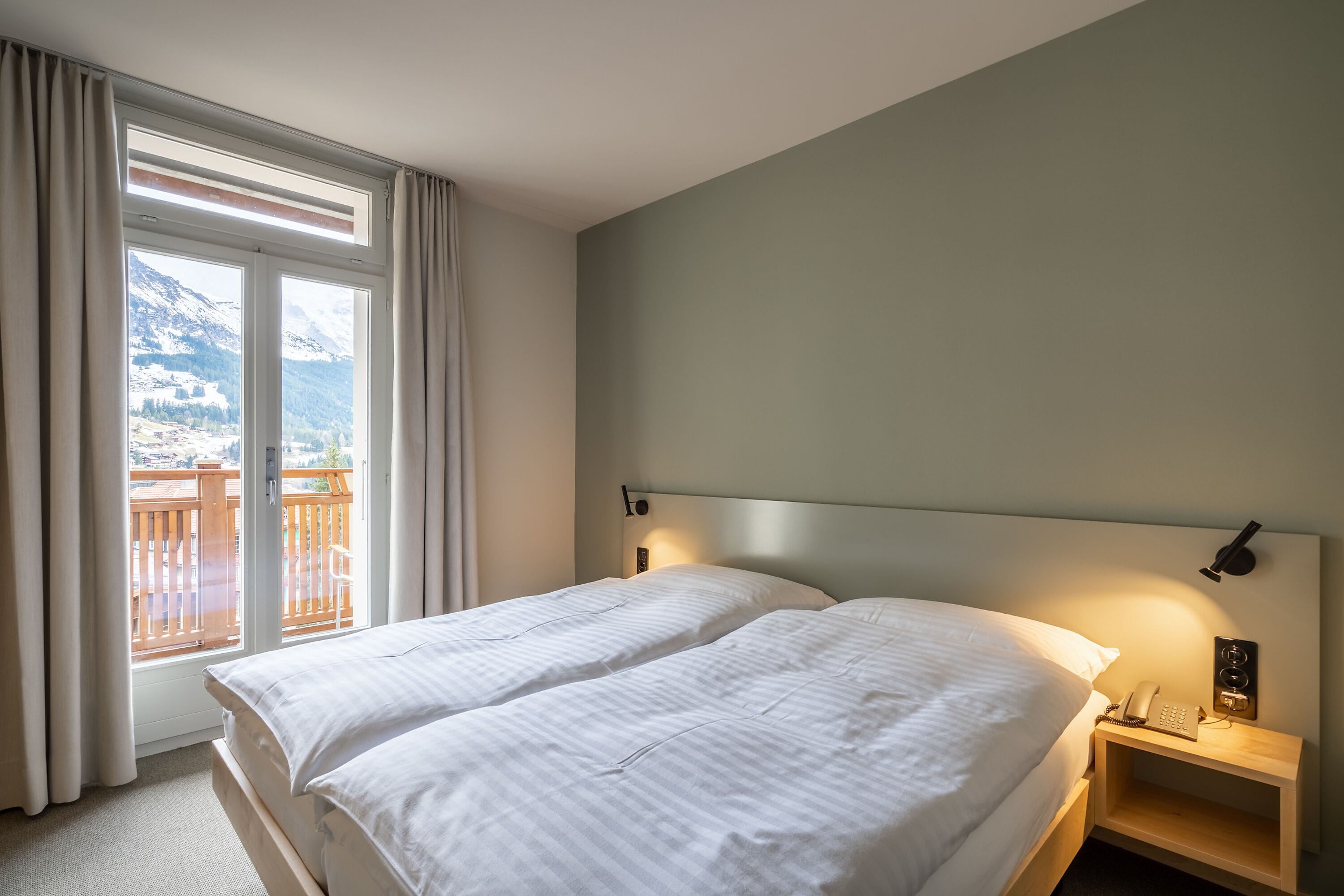 Habitación doble panorámica, balcón, vista a la montaña | Ropa de cama hipoalergénica, edredón y minibar 