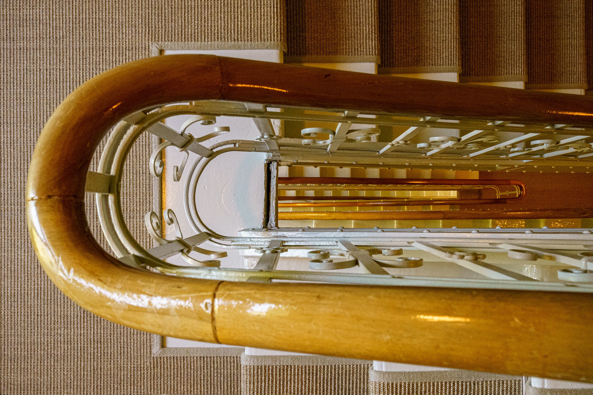 Ein Blechblasinstrument mit Korpus aus Holz und Metallteilen.