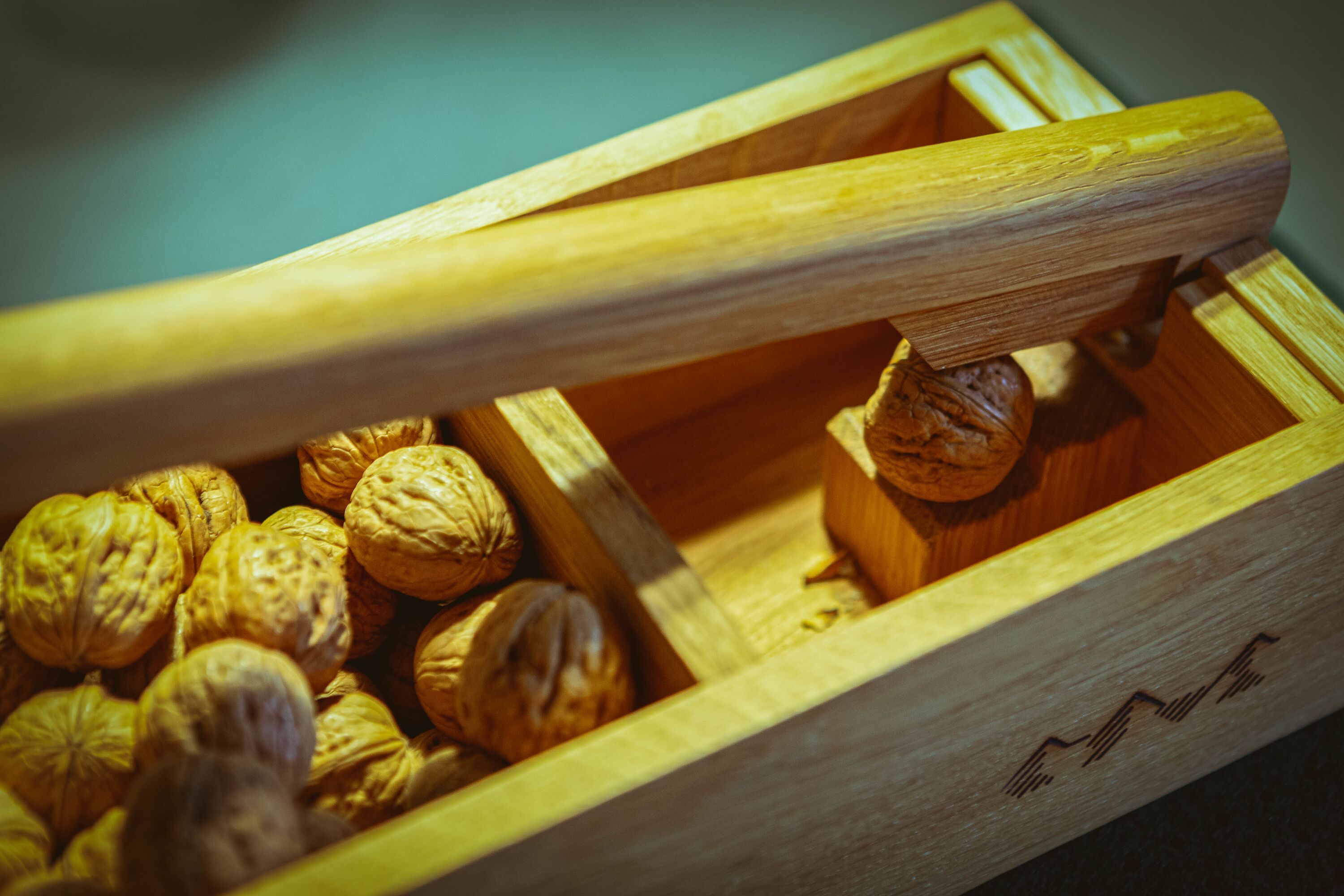 Une caisse en bois remplie de noix.