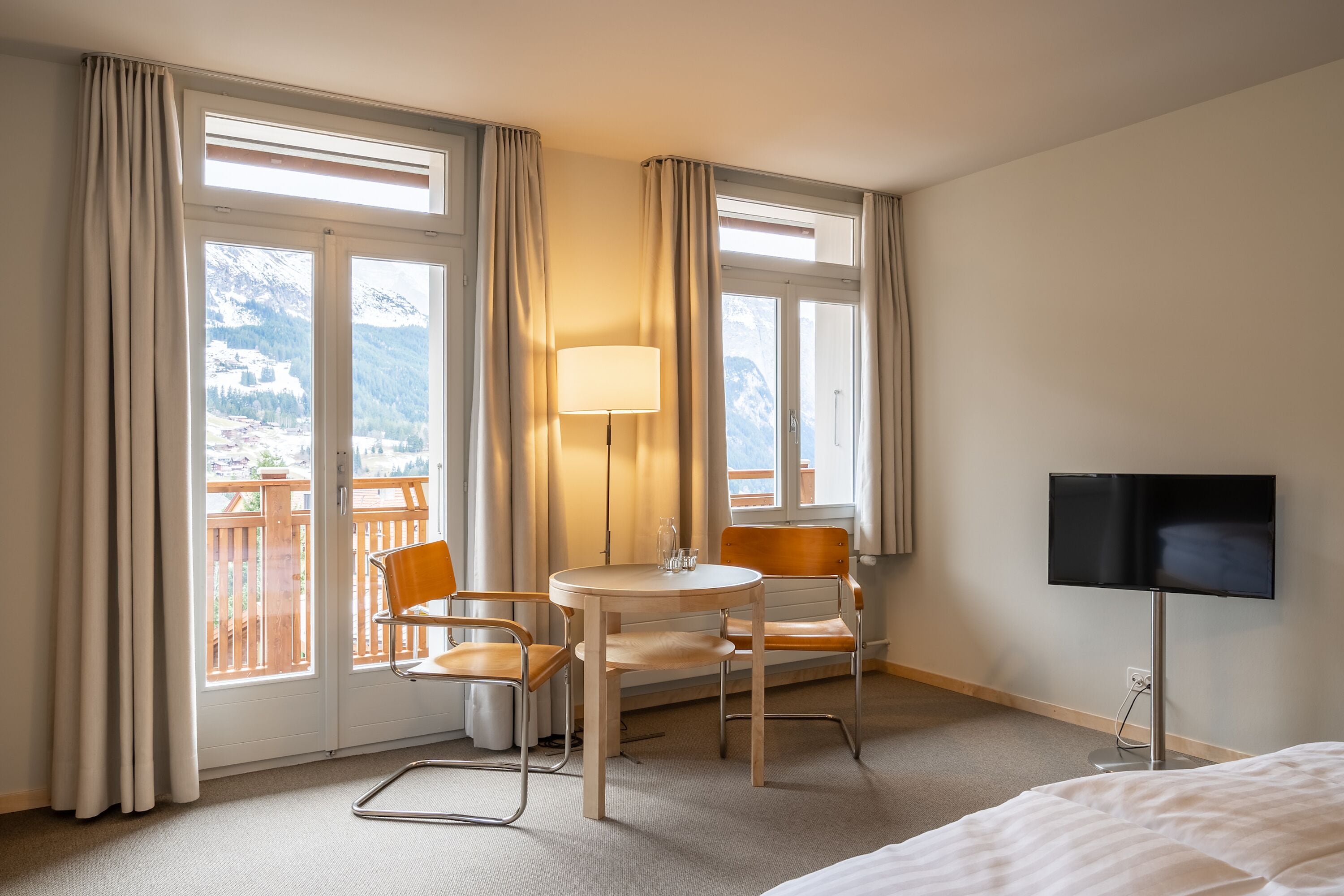 Habitación doble superior, balcón, vistas a la montaña | Zona de estar | Una televisión de pantalla plana, libros