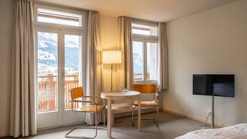 Chambre Double Supérieure, balcon, vue montagne | Coin séjour | Télévision à écran plat, livres