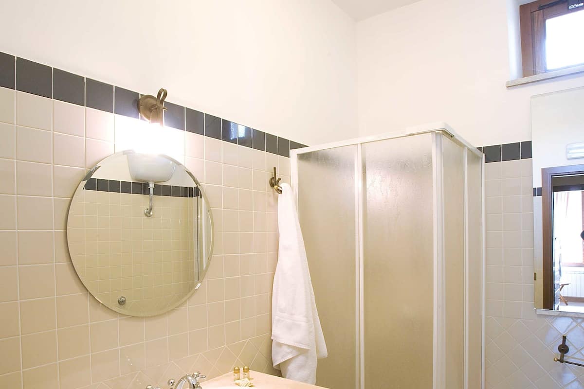 Shower, bidet, towels