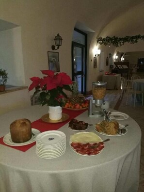 Petit déjeuner buffet (10 EUR par personne)
