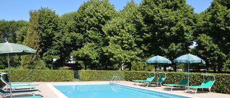 Una piscina al aire libre de temporada