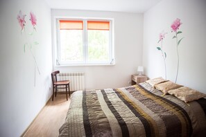 Apartamento standard, 2 quartos | Escrivaninha, cortinas blackout, quartos à prova de som