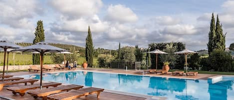 Una piscina al aire libre de temporada (de 09:00 a 19:00), sombrillas