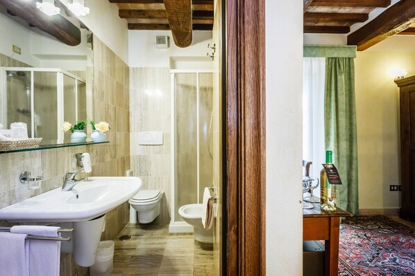 Une salle de bain avec un lavabo, un miroir et une douche.