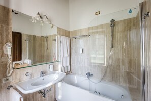 Hydromassage showerhead, free toiletries, hair dryer, bidet - Villa Acquaviva Wine Resort (Manciano)