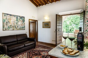 Deluxe Suite, 2 Bedrooms | Living area