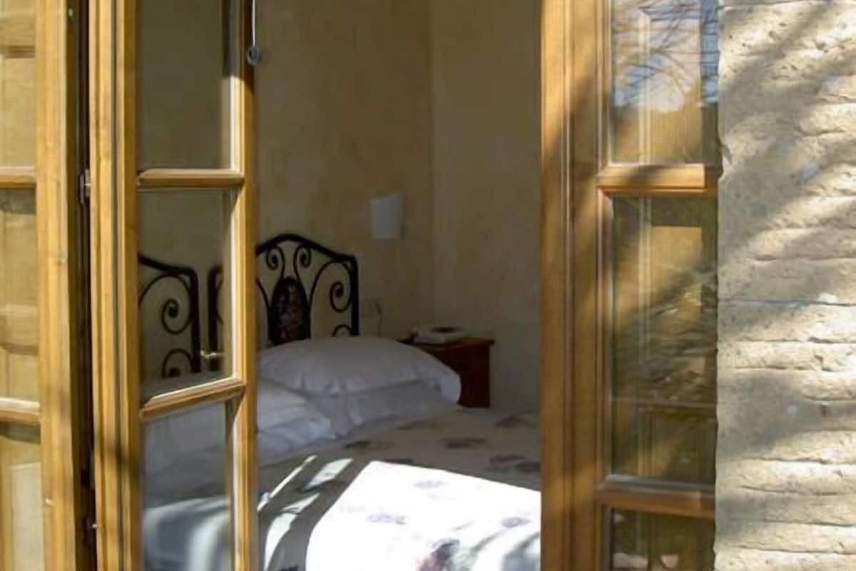 Hochwertige Bettwaren, Minibar, Zimmersafe, individuell dekoriert