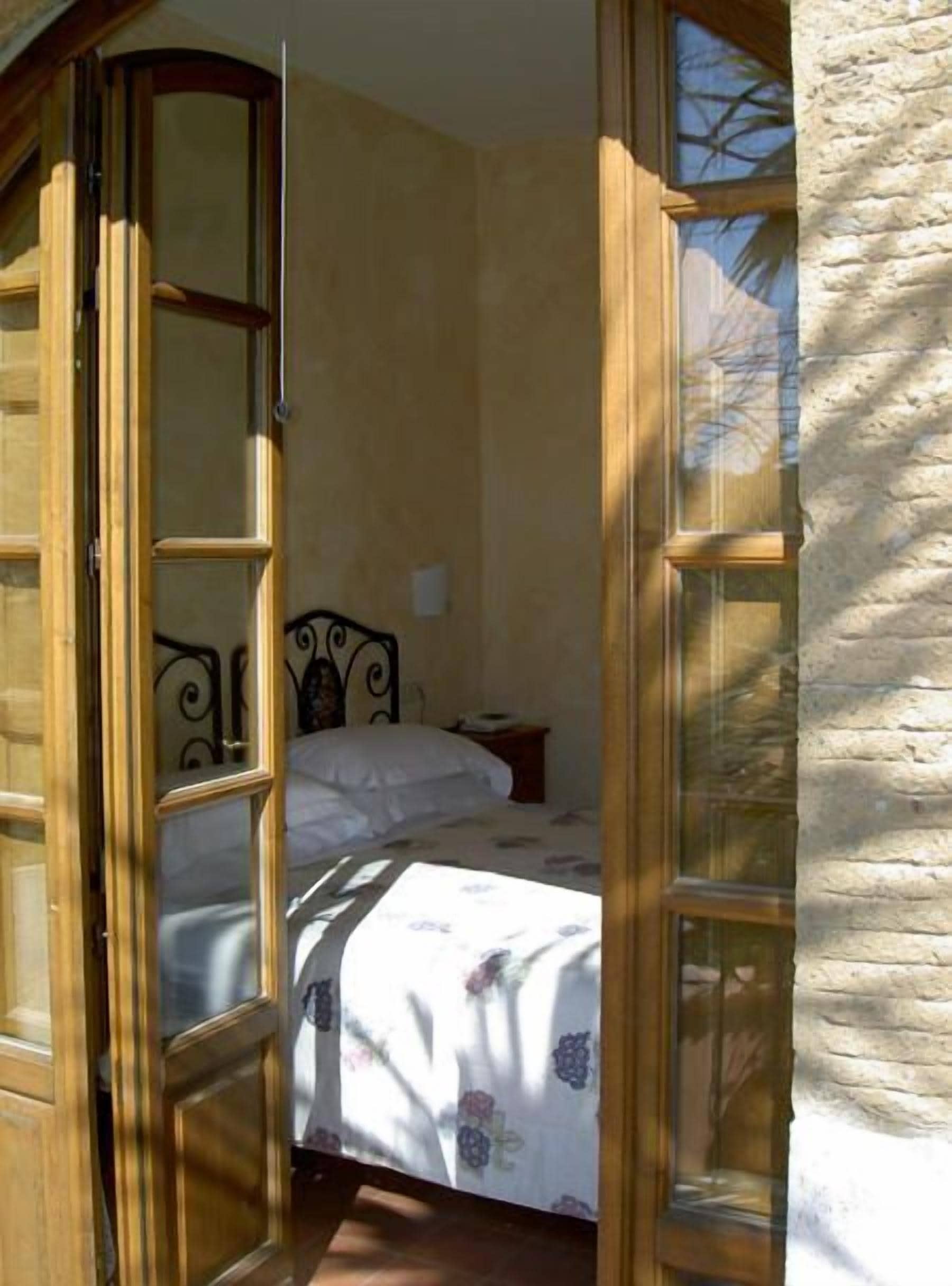Ropa de cama de alta calidad y minibar 