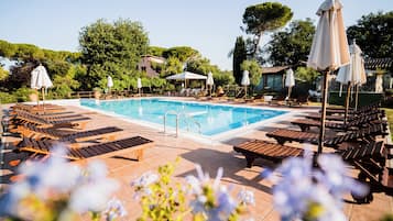 Una piscina al aire libre de temporada (de 09:00 a 19:00), sombrillas
