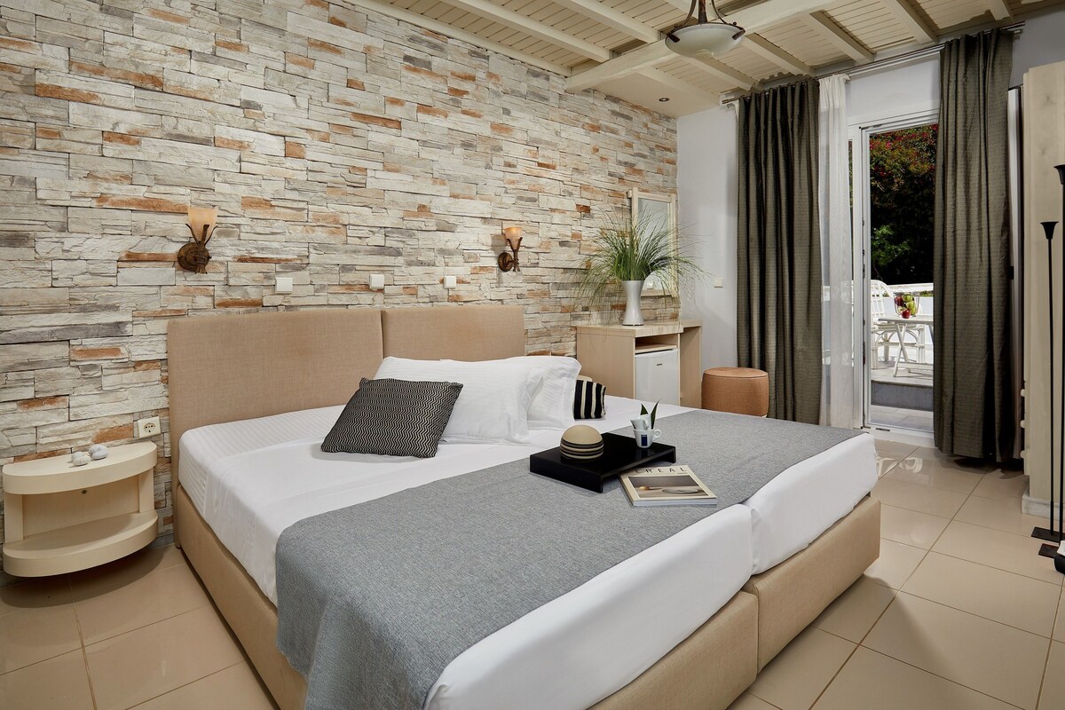 Superior Double Room, Garden View | In-room safe, blackout curtains, soundproofing, free cots/infant beds
