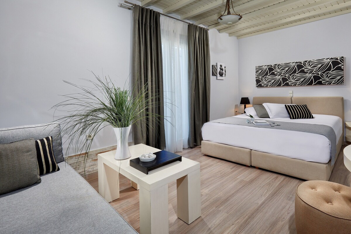 Triple Room, Garden View | In-room safe, blackout curtains, soundproofing, free cots/infant beds