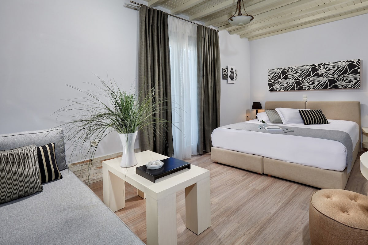 Habitación triple, vista al jardín | Caja de seguridad en la habitación, cortinas blackout y insonorización