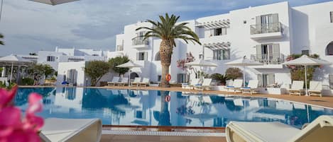 Een seizoensgebonden buitenzwembad, parasols voor strand/zwembad