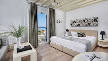 Habitación triple (Sea or Pool View) | Caja de seguridad en la habitación, cortinas blackout y insonorización