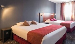 Ropa de cama de alta calidad y caja de seguridad en la habitación 