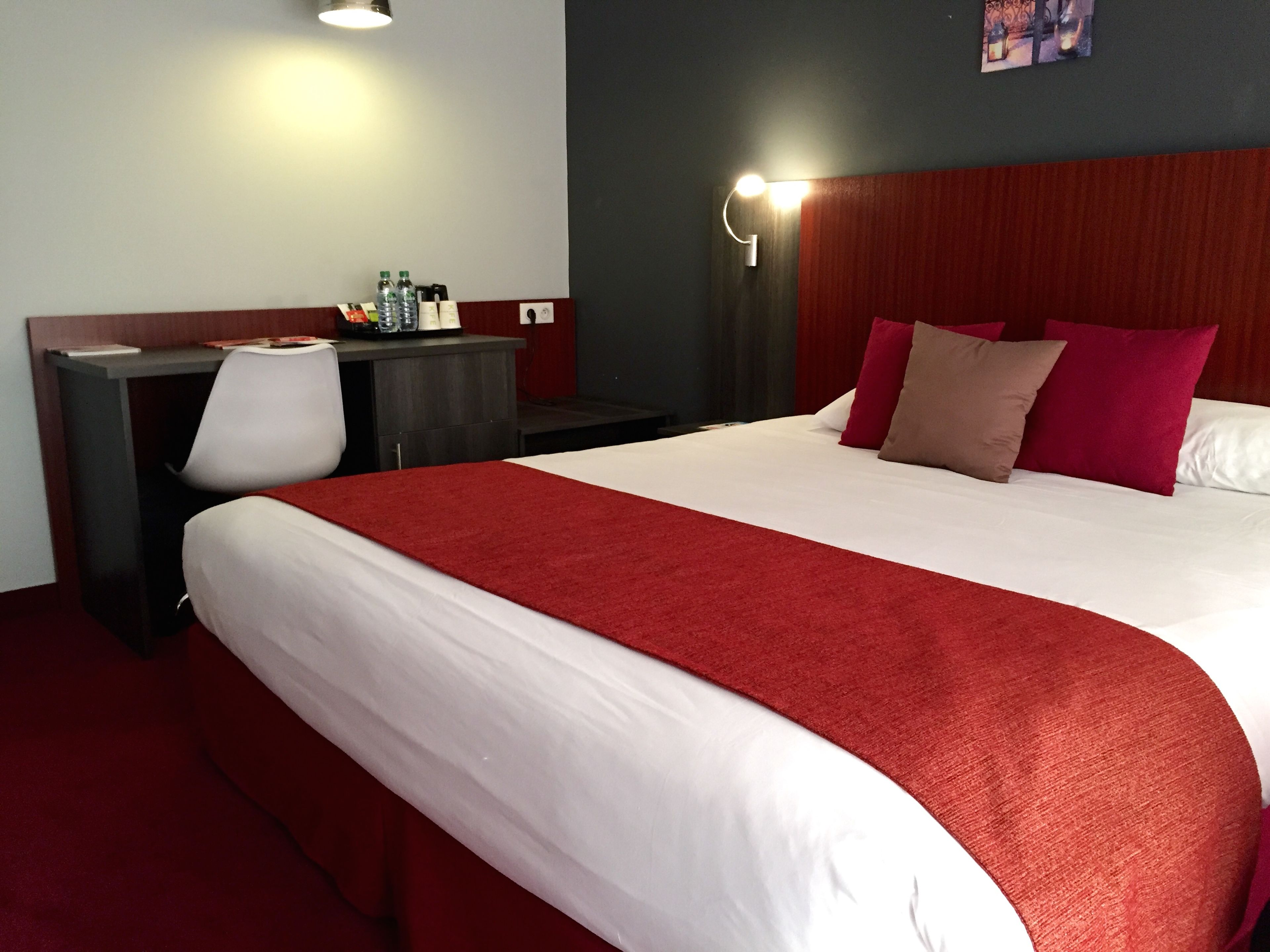 premium bedding, in-room safe, desk, laptop workspace