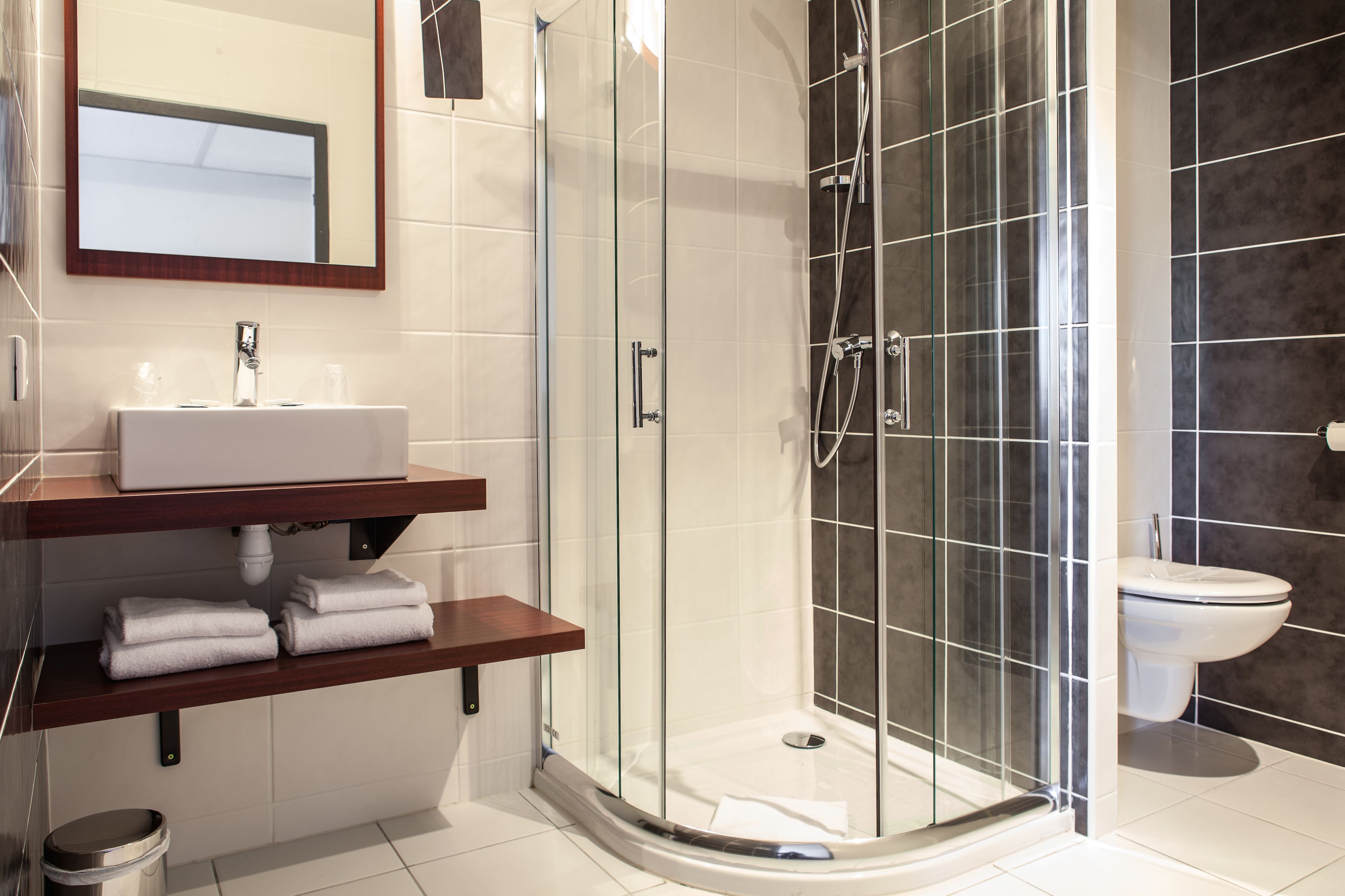 standard room | bathroom | free toiletries, hair dryer, towels, soap