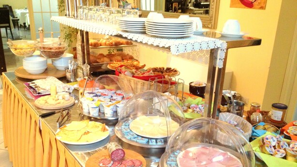 Un buffet proposant une variété de plats et d'accompagnements.