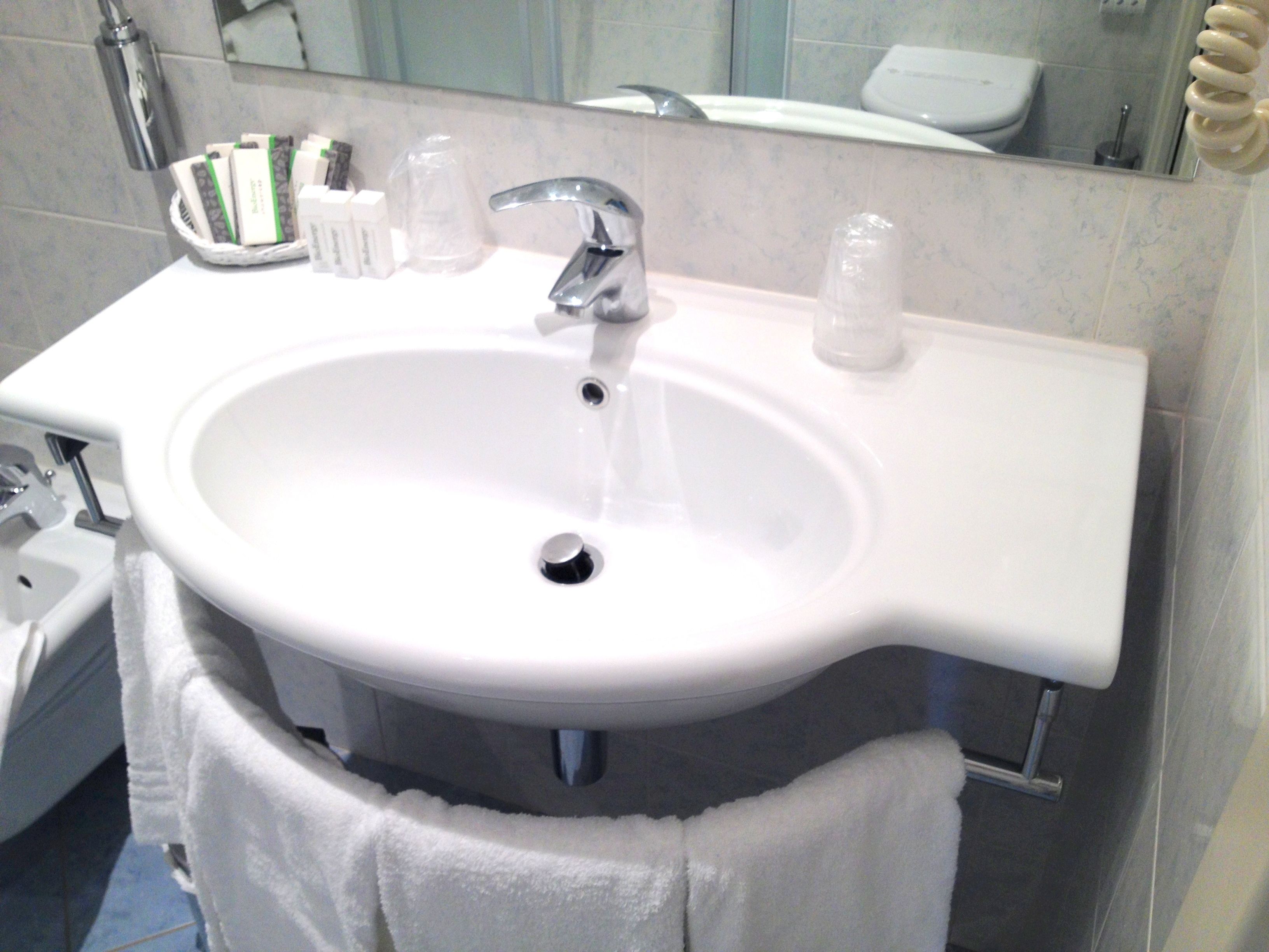 quadruple room | bathroom sink