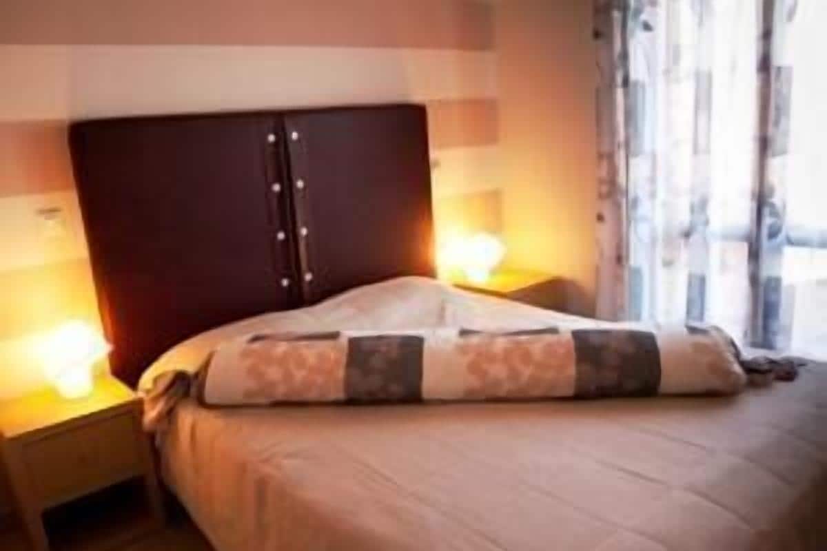 Safe på rommet, skrivebord, blendingsgardiner og lydisolert