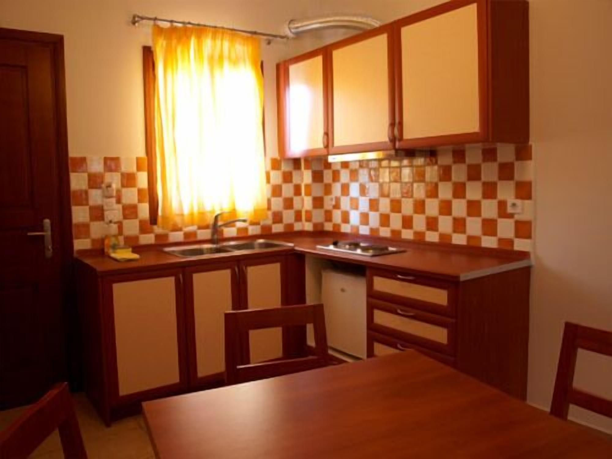 fridge, coffee/tea maker, electric kettle