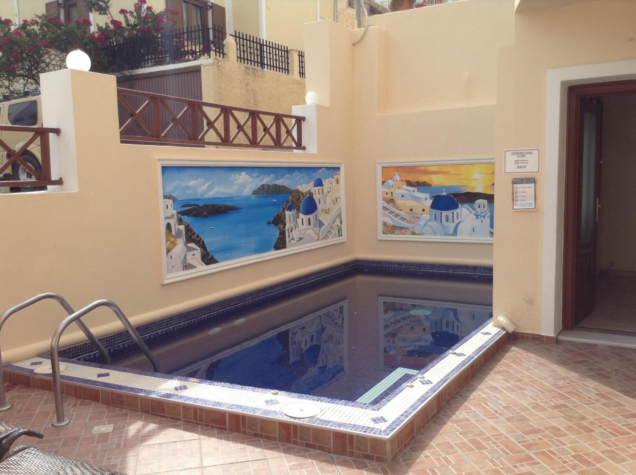 seasonal outdoor pool, pool loungers