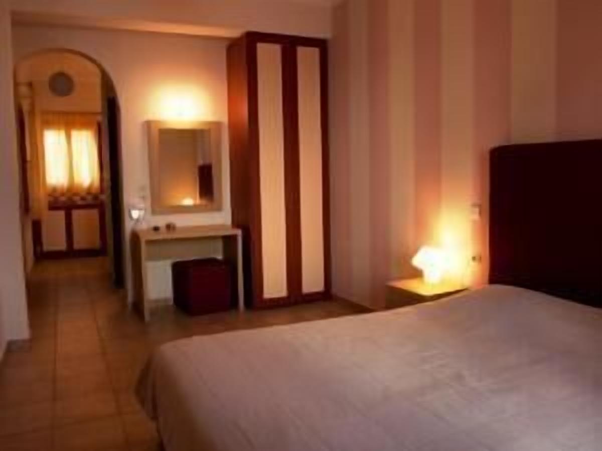 apartment for 5 people | in-room safe, desk, blackout curtains, soundproofing